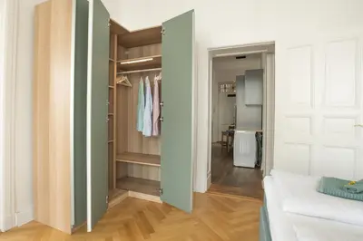 Grundriss der Unterkunft KAISER 02 by ROCKCHAIR Apartments l SUPERHOST Status l 3 Bedrooms Boxspringbeds 2 Bathrooms l Cozy Family & Business Flair 155 sqm 3 Balcony 2nd Floor Elevator up to 10 guests welcomes you!
