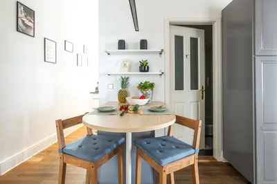 Grundriss der Unterkunft KAISER 02 by ROCKCHAIR Apartments l SUPERHOST Status l 3 Bedrooms Boxspringbeds 2 Bathrooms l Cozy Family & Business Flair 155 sqm 3 Balcony 2nd Floor Elevator up to 10 guests welcomes you!