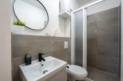 Ein Badezimmer in der Unterkunft Modern, Central flat with workspace