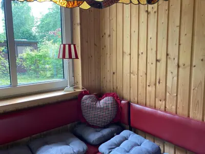 Ein Sitzbereich in der Unterkunft Gemütliches Ferienhaus am See, privater Steg, bei Berlin