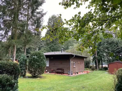 Ein Garten an der Unterkunft Gemütliches Ferienhaus am See, privater Steg, bei Berlin
