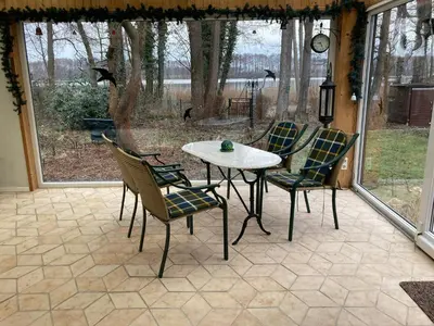 Ein Patio oder anderer Außenbereich in der Unterkunft Gemütliches Ferienhaus am See, privater Steg, bei Berlin