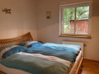 Ein Bett oder Betten in einem Zimmer der Unterkunft Gemütliches Ferienhaus am See, privater Steg, bei Berlin