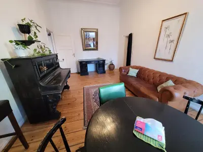 Ein Sitzbereich in der Unterkunft Artistic Berlin Apartment
