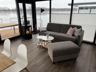 Ein Sitzbereich in der Unterkunft Hausboot Bakerman