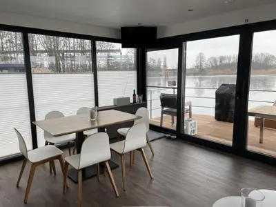 Ein Sitzbereich in der Unterkunft Hausboot Bakerman