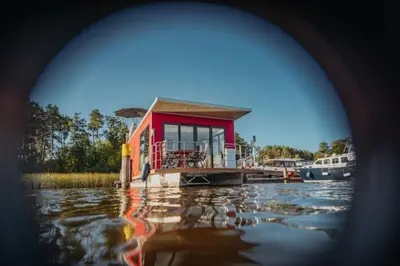Blick auf einen Fluss in der Nähe des Bootes