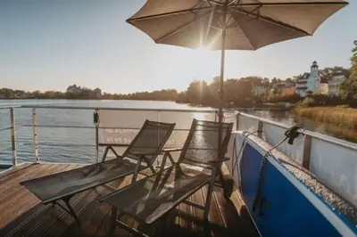 Blick auf einen Fluss in der Nähe des Bootes