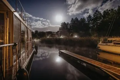 Blick auf einen Fluss in der Nähe des Bootes