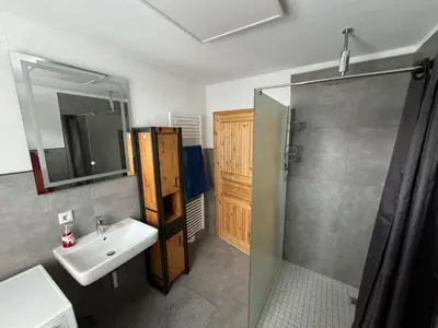 Ein Badezimmer in der Unterkunft Ferienglück Isolde mit direktem Zugang zum See