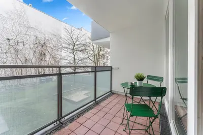 Ein Balkon oder eine Terrasse in der Unterkunft 100sqm Luxury Apt in Prime Location near Ku'Damm
