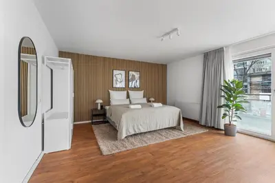 Ein Bett oder Betten in einem Zimmer der Unterkunft 100sqm Luxury Apt in Prime Location near Ku'Damm