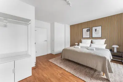 Ein Bett oder Betten in einem Zimmer der Unterkunft 100sqm Luxury Apt in Prime Location near Ku'Damm