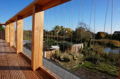 Ein Garten an der Unterkunft FeWo OG am Fluss mit Balkon - ein himmlischer Ausblick
