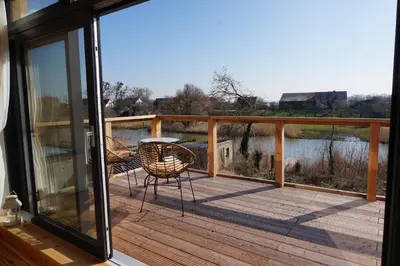 Ein Balkon oder eine Terrasse in der Unterkunft FeWo OG am Fluss mit Balkon - ein himmlischer Ausblick
