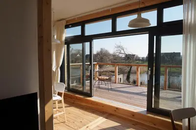 Ein Balkon oder eine Terrasse in der Unterkunft FeWo OG am Fluss mit Balkon - ein himmlischer Ausblick