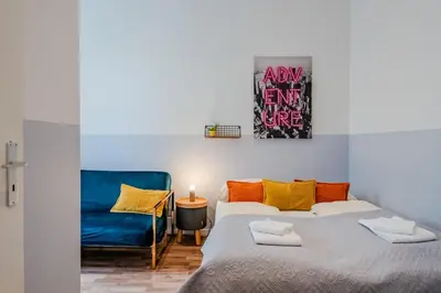 Ein Bett oder Betten in einem Zimmer der Unterkunft Spacious, central 3 room flat with gym & play area