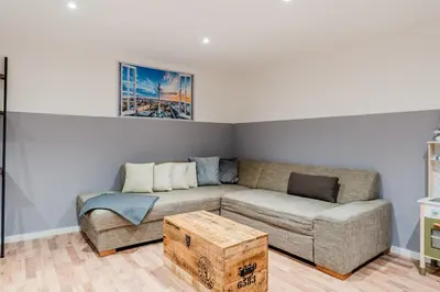 Ein Sitzbereich in der Unterkunft Spacious, central 3 room flat with gym & play area
