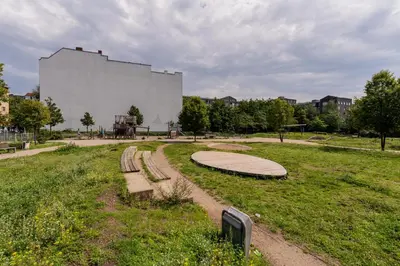 Ein Garten an der Unterkunft Spacious, central 3 room flat with gym & play area