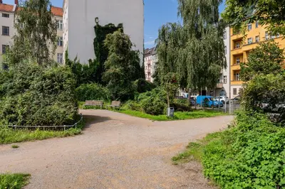 Ein Garten an der Unterkunft Spacious, central 3 room flat with gym & play area