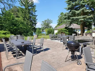 Ein Garten an der Unterkunft BusinessHotel Am Peetzsee Grünheide