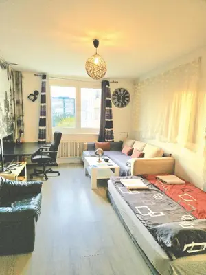 Ein Sitzbereich in der Unterkunft Live like a Local Big 24qm Room Cozy Trendy LGTB Friendly in Shared Apartment in Green Area 12 min to Downtown Alexanderplatz
