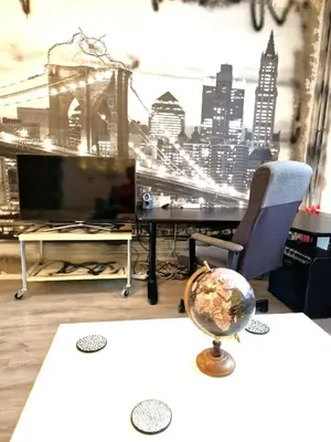 TV/Unterhaltungsangebot in der Unterkunft Live like a Local Big 24qm Room Cozy Trendy LGTB Friendly in Shared Apartment in Green Area 12 min to Downtown Alexanderplatz