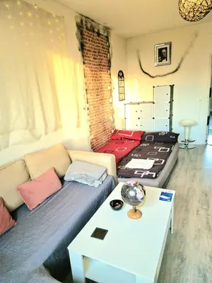 Ein Sitzbereich in der Unterkunft Live like a Local Big 24qm Room Cozy Trendy LGTB Friendly in Shared Apartment in Green Area 12 min to Downtown Alexanderplatz