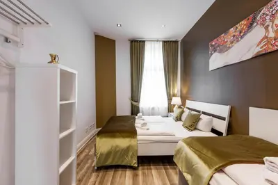 Ein Bett oder Betten in einem Zimmer der Unterkunft Dilo Apartments 160 sqm Modern Historic Apartments for 12 Guests
