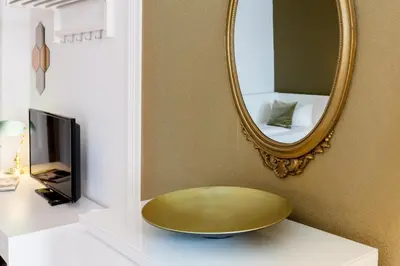 TV/Unterhaltungsangebot in der Unterkunft Dilo Apartments 160 sqm Modern Historic Apartments for 12 Guests
