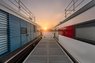 Blick auf den Sonnenuntergang/Sonnenaufgang von des Bootes aus oder aus der Nähe