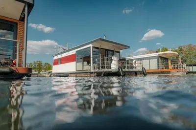 Blick auf einen Fluss in der Nähe des Bootes