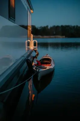 Blick auf einen Fluss in der Nähe des Bootes