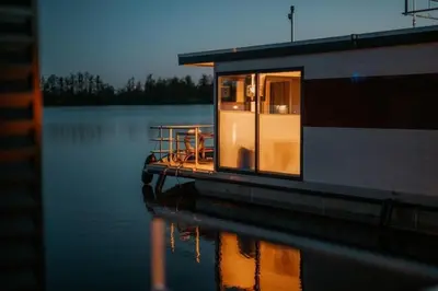 Blick auf einen Fluss in der Nähe des Bootes