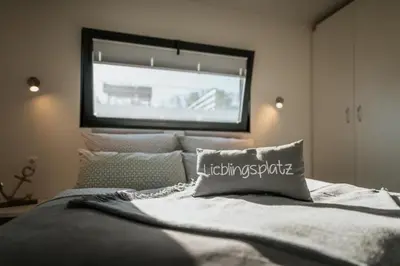 Ein Bett oder Betten in einem Zimmer der Unterkunft Hausboot Red Pearl