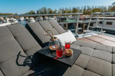 Getränke in der Unterkunft Hausboot Red Pearl
