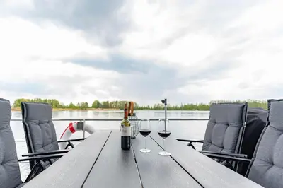 Ein Sitzbereich in der Unterkunft Hausboot Achat