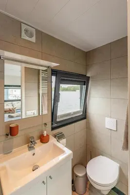 Ein Badezimmer in der Unterkunft Hausboot Achat