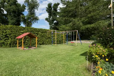 Ein Kinderspielbereich in der Unterkunft Ferienhaus Zauneidechse