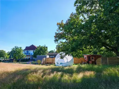 Das Gebäude in dem sich die Zelt-Lodge befindet