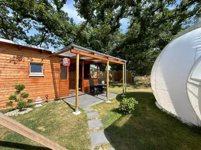 Ein Garten an der Unterkunft Bubble Tent by Reindahls