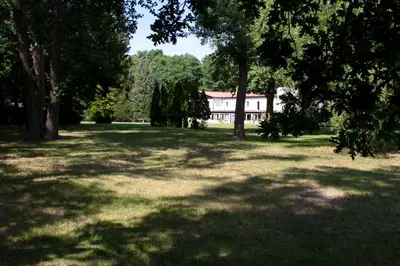 Ein Garten an der Unterkunft Landhaus Wolziger See