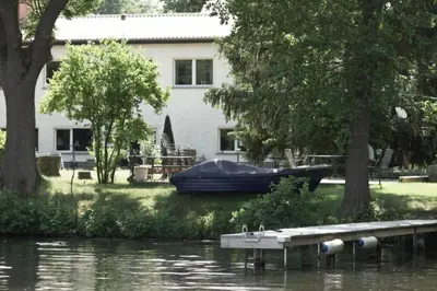 Ein Garten an der Unterkunft Landhaus Wolziger See