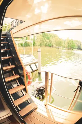 Blick auf einen Fluss in der Nähe des Bootes