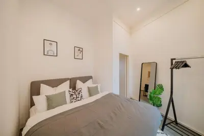 Ein Bett oder Betten in einem Zimmer der Unterkunft NEW 130m², Lounge Room, Im Herzen Berlins