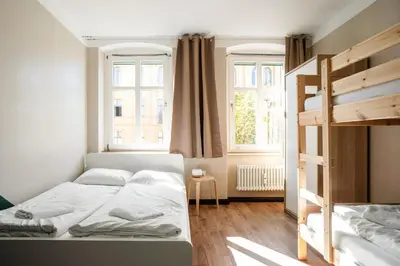 Ein Bett oder Betten in einem Zimmer der Unterkunft EastSeven Berlin Hostel