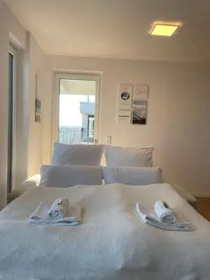 Ein Bett oder Betten in einem Zimmer der Unterkunft Luxurious and stylish apartment at BER Airport
