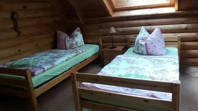 Ein Bett oder Betten in einem Zimmer der Unterkunft Holzhaus am See
