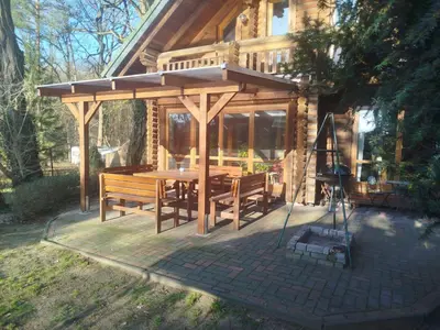 Das Gebäude in dem sich das Ferienhaus befindet