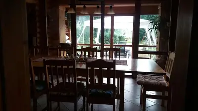 Ein Sitzbereich in der Unterkunft Holzhaus am See